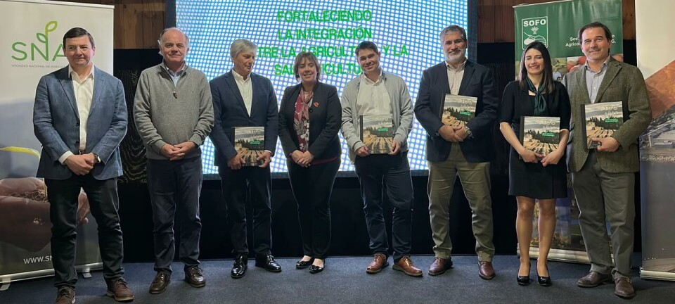 Gremios de salmonicultura y agricultura firman inédito convenio de colaboración entre industrias