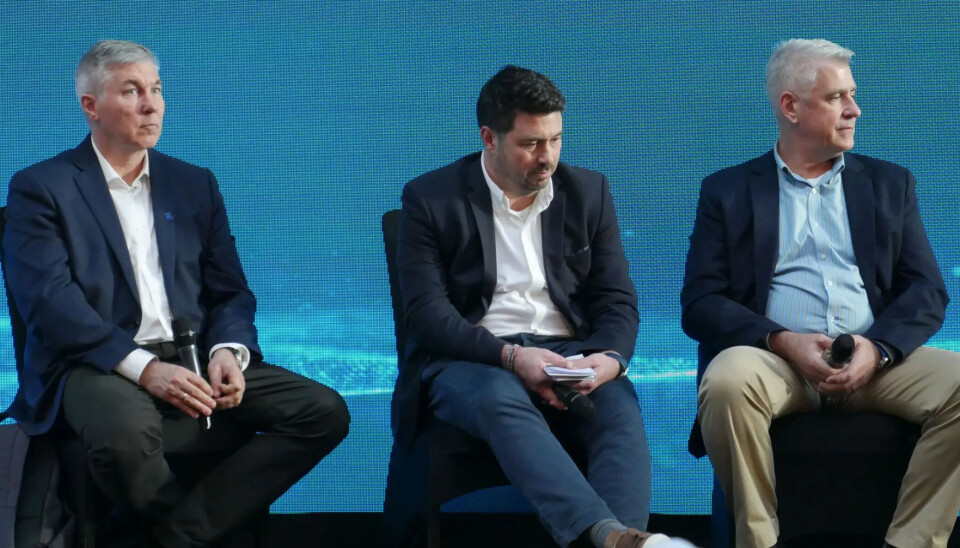 De izquierda a derecha: Simon Wadsworth (BioMar), Chris Haacke (MiAlgae) y Lukas Manomaitis (US Soy Export Council) participando en una mesa redonda sobre los ingredientes de los alimentos acuícolas.