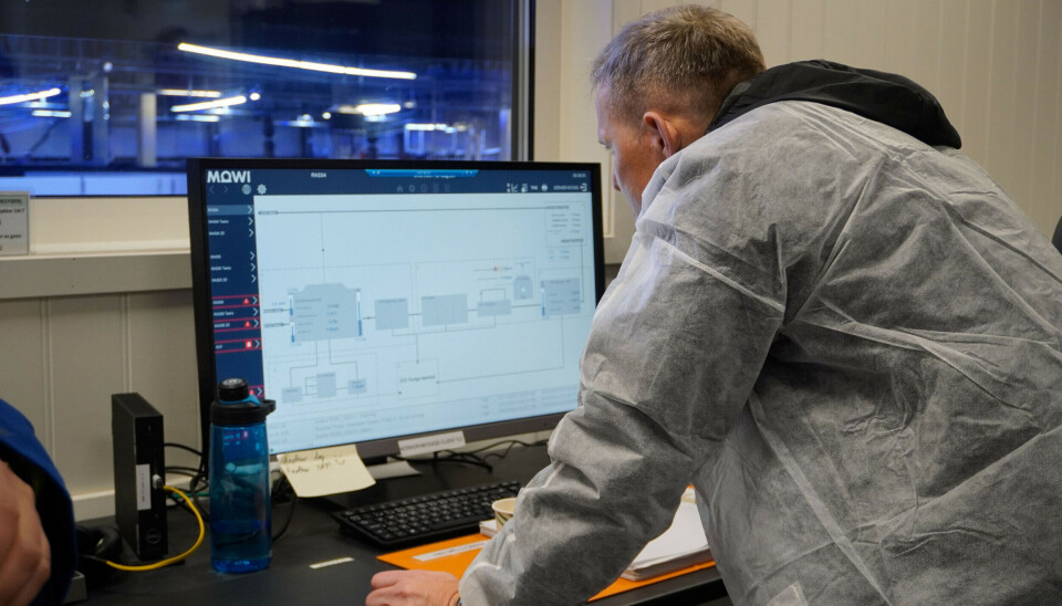 Ivan Vindheim, CEO de Mowi, comprueba la temperatura en los depósitos, que siempre deben mantenerse por debajo de los 13 grados.