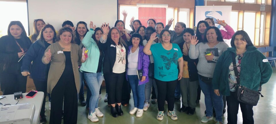 Realizan primer encuentro de trabajadoras de la industria del salmón en Quellón