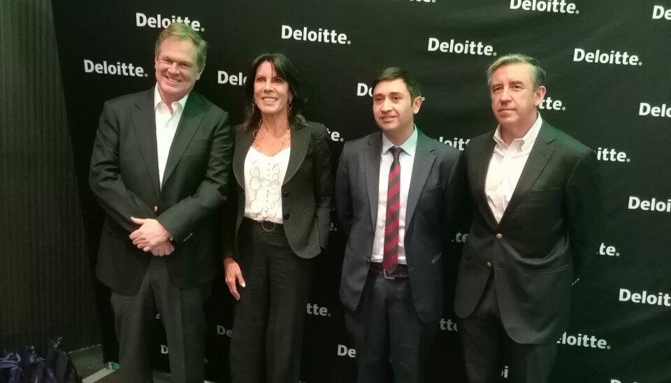 Líderes de la salmonicultura junto a Jacqueline Plass.