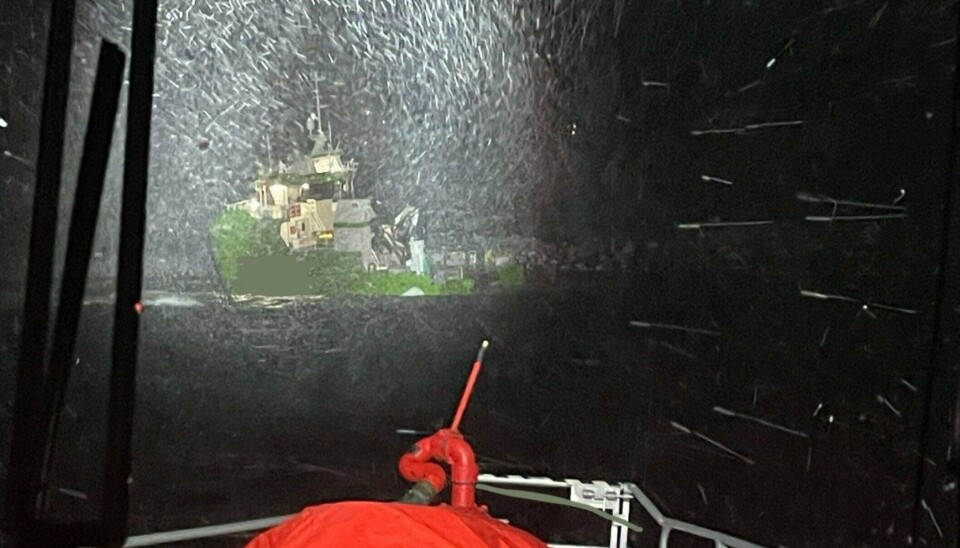 El motor del barco se detuvo y la tripulación saltó al mar