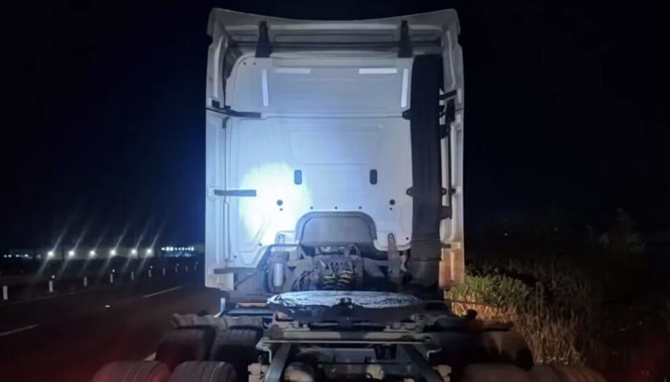 El camión fue abandonado en la Ruta 5 sin chofer y sin rampa.
