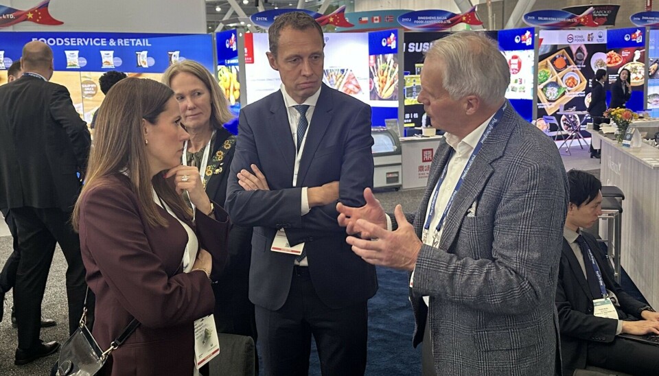 La Ministra de Pesca y Océanos de Noruega, Marianne Sivertsen Næss, visitó recientemente Boston y la feria de productos del mar más grande de América del Norte, Seafood Expo North America. Aquí en conversación con el presidente de SalMar, Gustav Witzøe.
