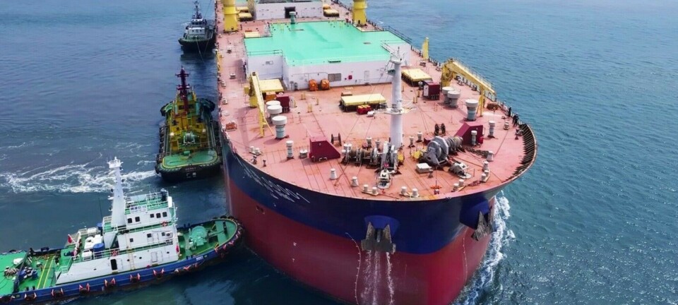 El primer barco del mundo para cultivo de salmón zarpa a realizar pruebas en el mar