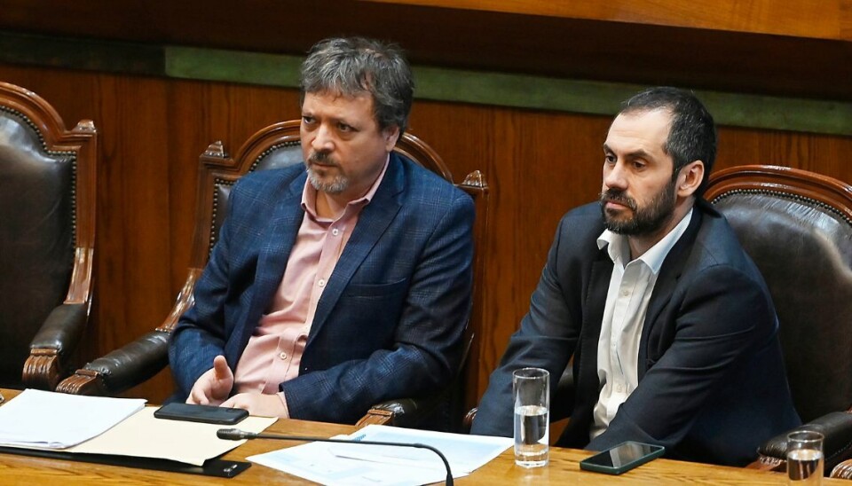 El subsecretario de Pesca, Julio Salas y el ministro de Economía, Nicolás Grau, en el Congreso.