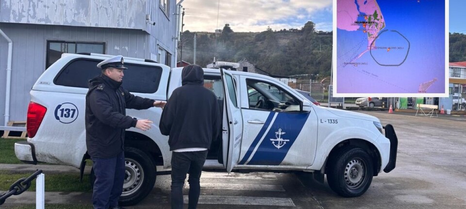 Rescatan a tripulantes de barcaza que se hundió en Queilen