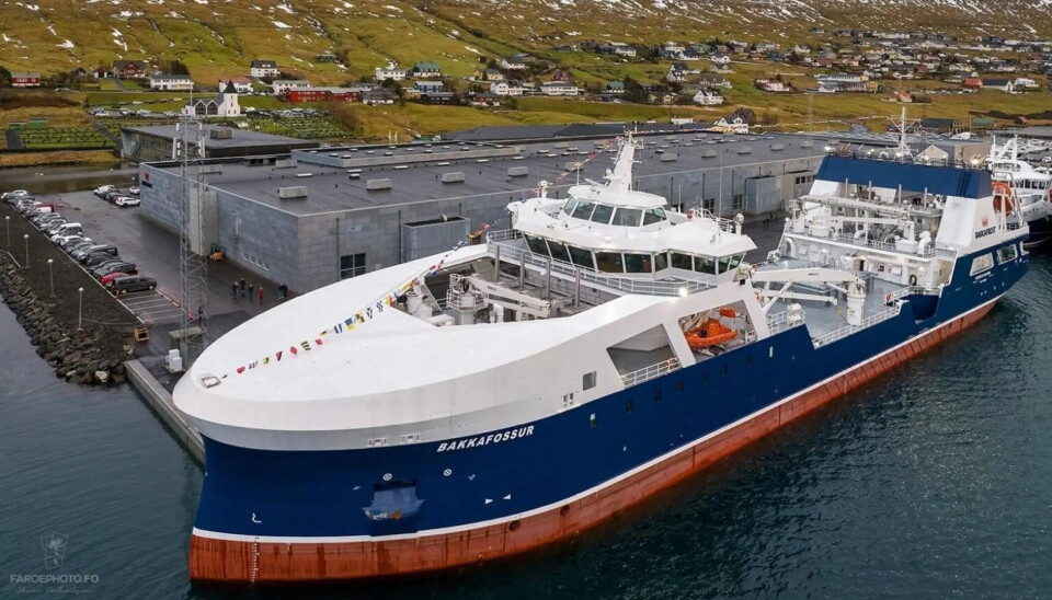 El Bakkafossur , uno de los wellboat más grandes del mundo, amarrado junto a la sede y las instalaciones de procesamiento de Bakkafrost en Glyvrar, en las Islas Feroe.