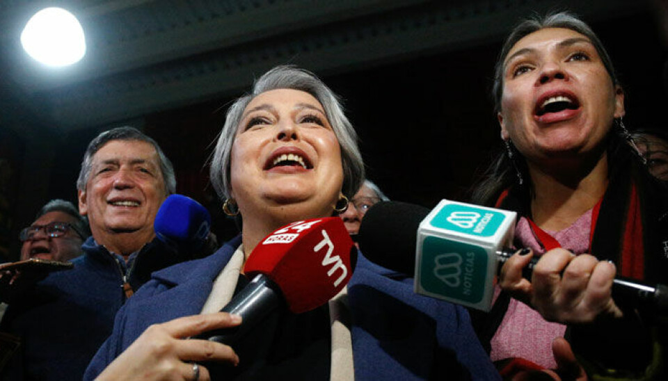 Jeannette Jara celebrando su victoria en las primarias oficialistas.