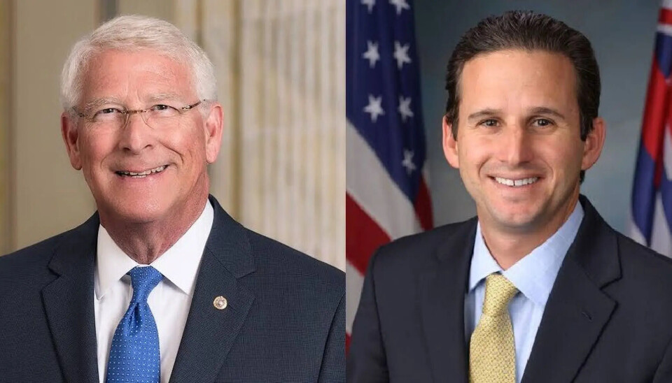 El senador republicano Roger Wicker, a la izquierda, y el demócrata hawaiano Brian Schatz están patrocinando un proyecto de ley bipartidista destinado a simplificar la obtención de permisos para la acuicultura en alta mar en Estados Unidos.