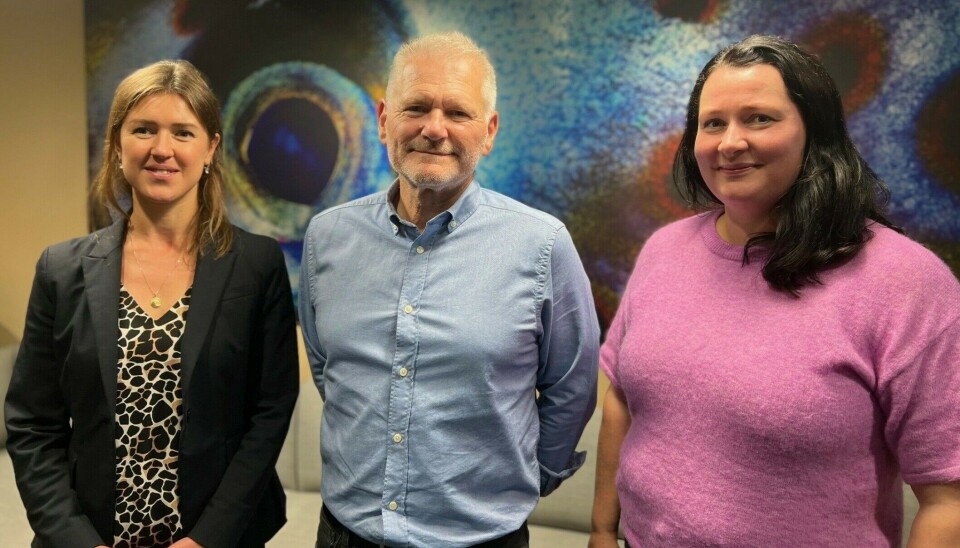 Jon Crowther, director financiero de Benchmark Genetics, está flanqueado por Viktorija Dorfan, a la izquierda, que ha sido contratada como gerente de informes del grupo, y Mette Remø, que ha sido contratada como asesora legal/abogada sénior.