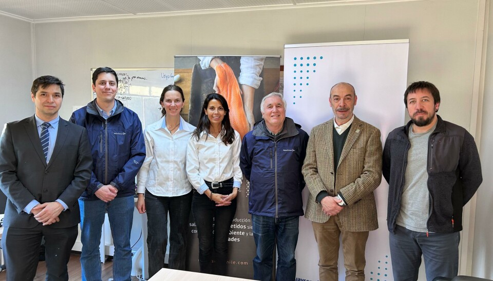 Universidad de Aysén y AquaChile sellan alianza estratégica para sostenibilidad salmonicultora