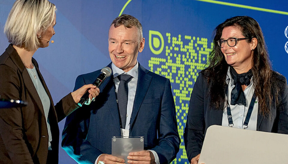 El director ejecutivo de GreenFox Marine, Erling Aspen (centro), y la directora de ventas, Kjersti Jullum (derecha), recogen el Premio a la Innovación en Aqua Nor.