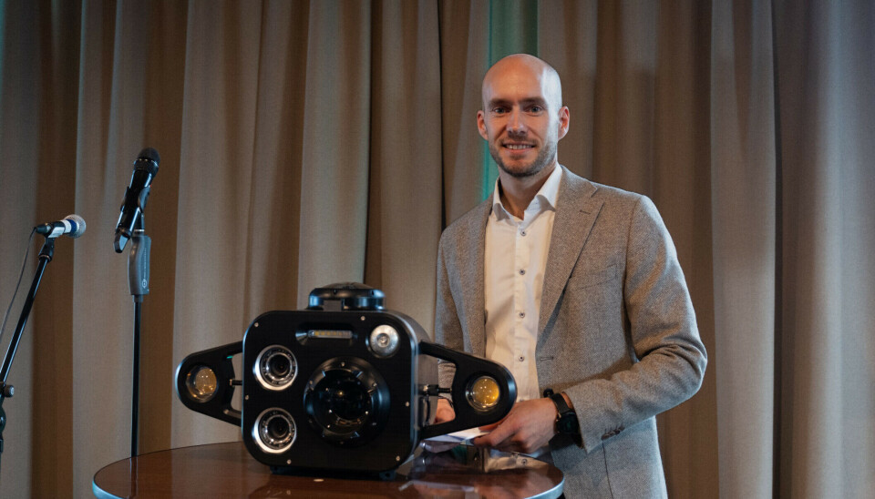 El director ejecutivo de OptoScale, Sven Jørund Kolstø, muestra el nuevo sistema de cámara.