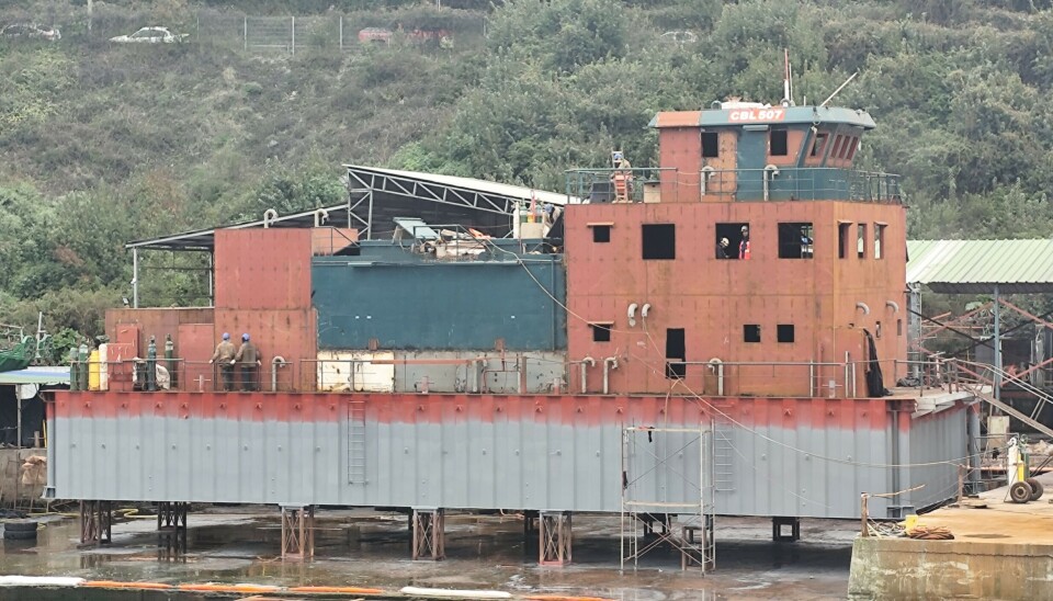 Segundo pontón de Salmones Aysén que está en proceso de recuperación.