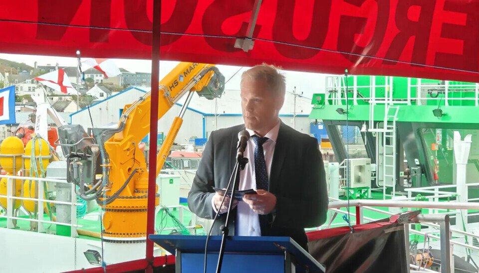 Arild Aasmyr, director ejecutivo de Trident Aqua Services, da un discurso durante la ceremonia.