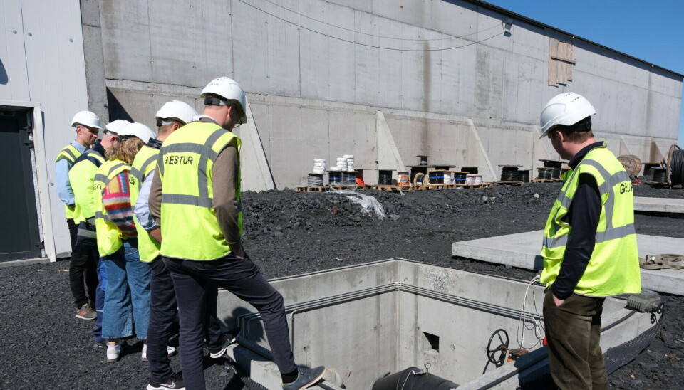El director de operaciones Hallgrimur Steinsson y representantes del grupo AKVA frente a las instalaciones terrestres en Vestmannaeyjar, donde el desarrollo ya está muy avanzado con la segunda fase.