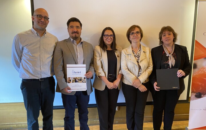 Universidad de Chile y Consejo del Salmón refuerzan su alianza en sanidad acuícola