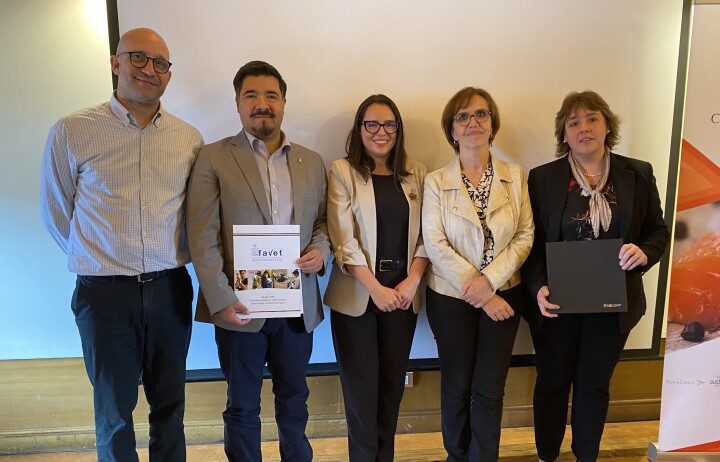 Universidad de Chile y Consejo del Salmón refuerzan su alianza en sanidad acuícola