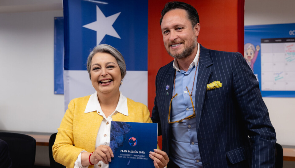Jeannette Jara recibiendo el Plan Salmón 2050.