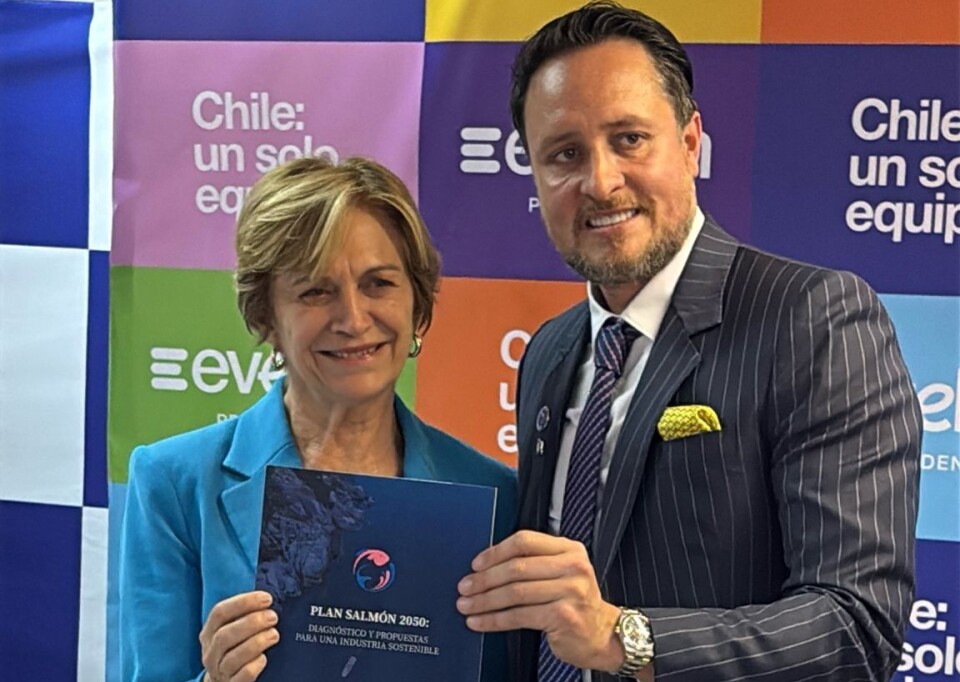 Evelyn Matthei recibiendo el Plan Salmón 2050.