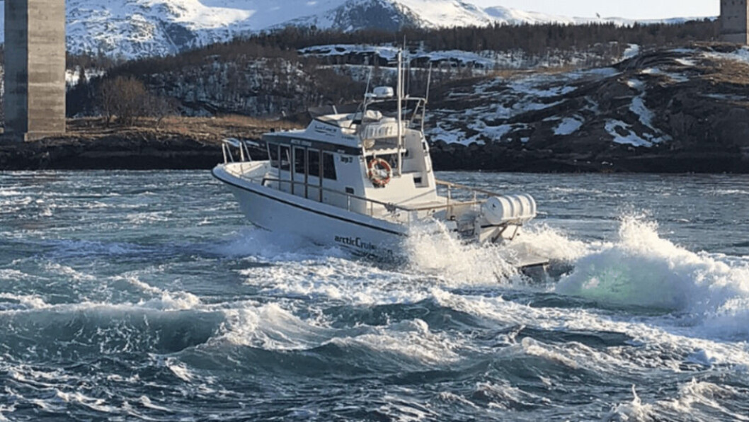 Foto de archivo de un barco Arctic Cruise A / S. Los tres tripulantes de un barco de trabajo Mowi fueron rescatados por un barco Artic Cruise después de que su nave se hundiera parcialmente. De archivo: Arctic Cruise. Foto de archivo de un barco Arctic Cruise A / S. Los tres tripulantes de un barco de trabajo Mowi fueron rescatados por un barco Artic Cruise después de que su nave se hundiera parcialmente. De archivo: Arctic Cruise.